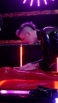 Taquinée dans le lit d'aspirateur par une déesse du latex