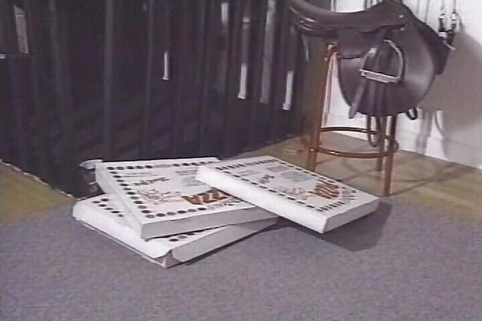 Vintage Babes: Chlápek dostal výprask při lízání nohy