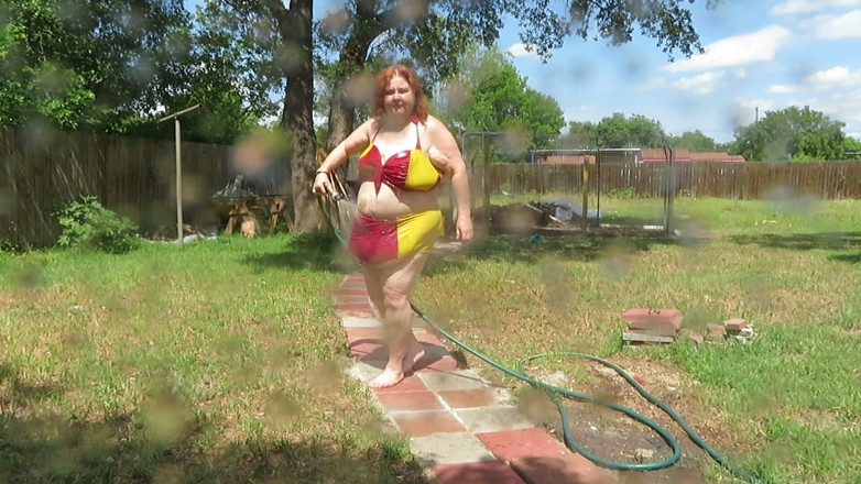 BBW nurse Vicki adventures with friends: Bikini zabawa z wodą, a następnie rozebrać się na zewnątrz