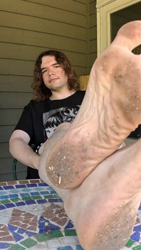 Mostro i miei piedi sporchi