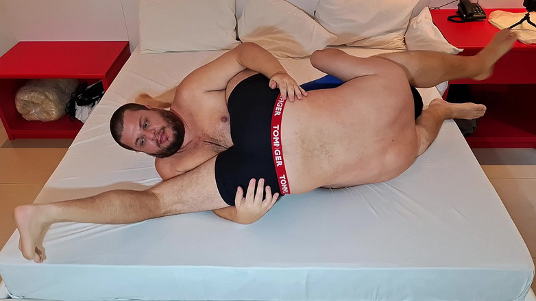Combat and fetish: Otel odasında ayı güreşçisi ve jobber
