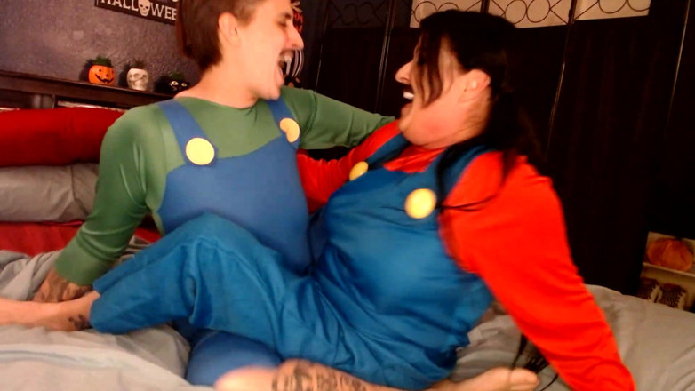 Abby Anna: Lezbiyen cosplay mario ve luigi makaslama