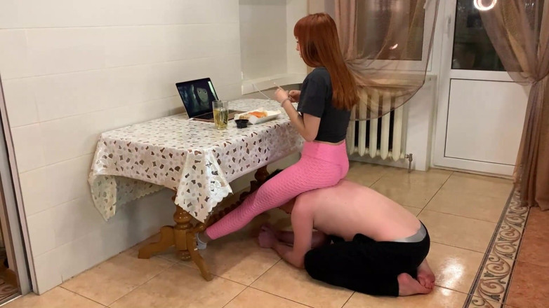 Petite Princesses Femdom: Kira ужинает на кухне, используя ее бойфренда как человек-мебель и стул-раб - игнорировать женское доминирование