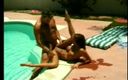 Hardcore teens: O mamă sexy brunetă cu țâțe mari este futută lângă piscină...