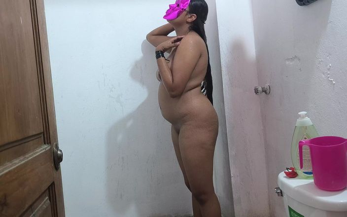 NEGRITA SEXY: La sorellastra mora fa una rinfrescante doccia nuda