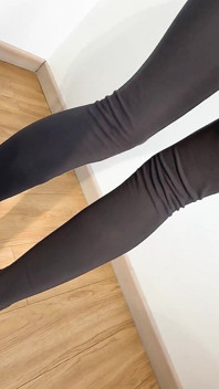 18歳の少女はゆっくりと服を着ると、彼女の理想的なお尻の穴を嗅いだり舐めたりし始めました