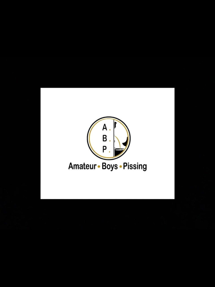 AmateurBoysPissing: 2 लड़के पूल सार्वजनिक शौचालयों के मूत्रालय में मस्ती कर रहे हैं