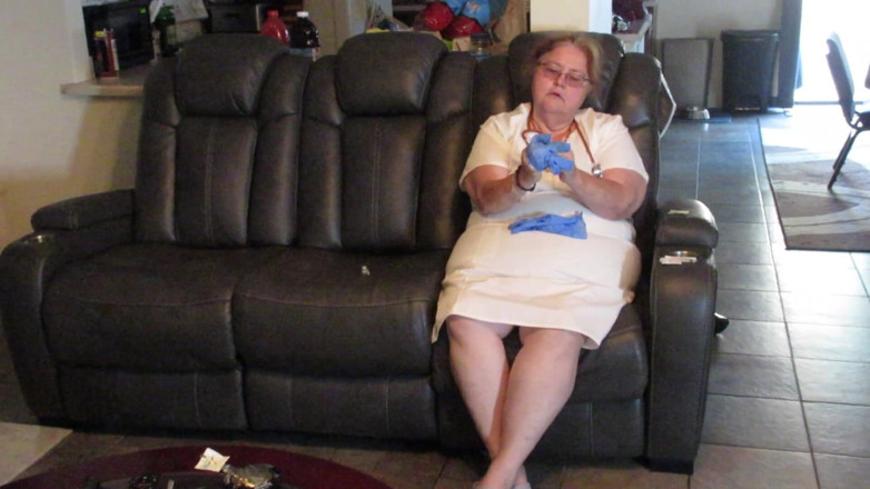 BBW nurse Vicki adventures with friends: Breanna에게 후장과 총을 쏘는 간호사 Vicki