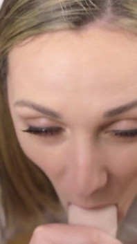 Éjacule deux fois et mange ton creampie par la chatte de ta femme - Clara Dee, sexe virtuel en POV