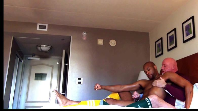 Kennie Jai: Kennie Jai je masírována od trenéra