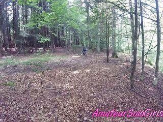 Amateur Solo Girls: Mogen man tittar på hur flickan onanerar i skogen