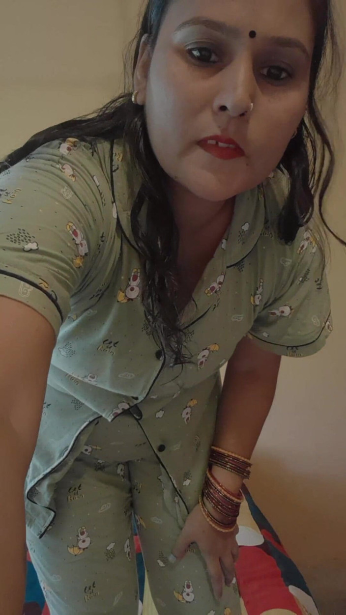 Puja555: Desi mädchen tanzt auf dem bett