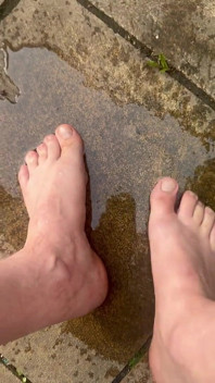 Je pisse sur mes petits pieds