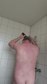 Nahý kluk v nylonu a střihovač dlouhých vlasů