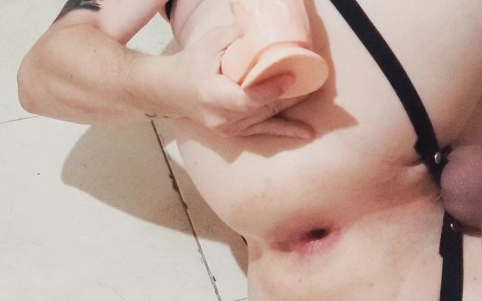 SlutClosetedFag: Enorm dildo och knytnävar knullar på en jockstrap