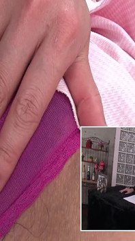 Deux nanas japonaises se font plaisir leur chatte poilue par deux mecs devant d'autres hommes