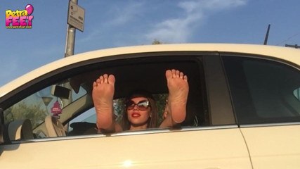 Smokin Fetish: Feticismo del piede in auto con una teen calda
