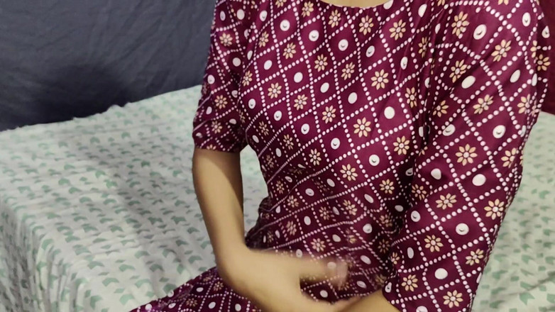 KavitaBhabhi: 大屁股chachi换衣服，男孩看她的chachi发现他并用操逼惩罚他