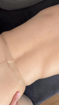 Scopata la figlia della migliore amica in collant lucidi