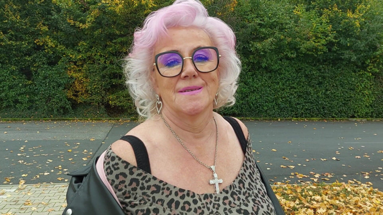 PureVicky66: Stygg mormor tunga ut blinkande stora tuttar offentligt