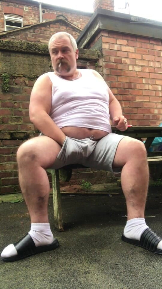B A Bear: Fat Dad Smoking &amp; Wanking in the Alley