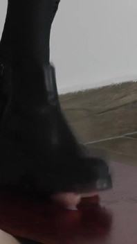 O orgasmo de um escravo sob as botas da amante Cassy