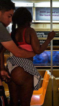 Follando a una chica negra de gran culo en el metro
