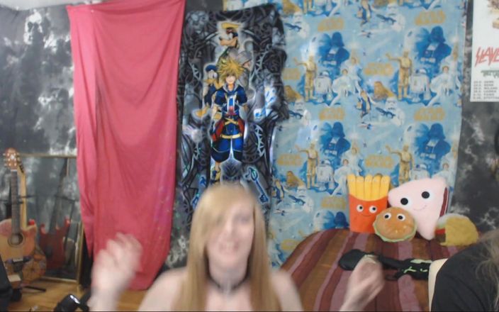 GamerGirlRoxy: Dívka dělá striptýz se spoustou tance