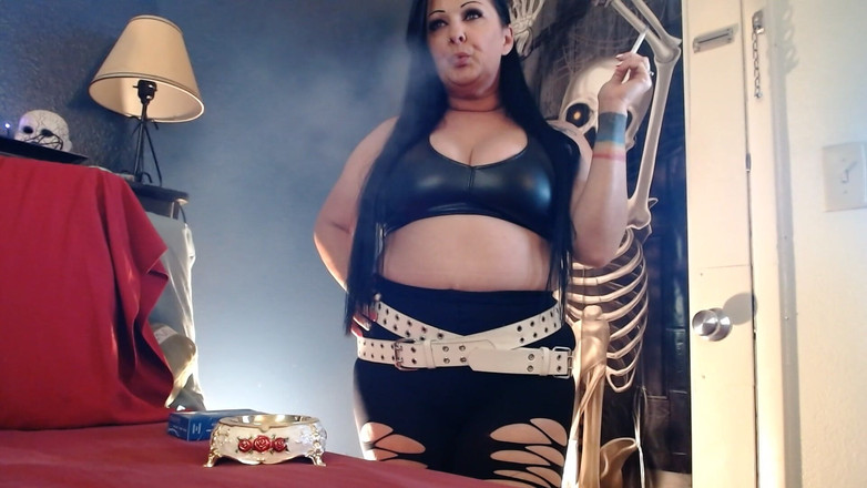 Abby Anna: Le giocose brividi di halloween fumano