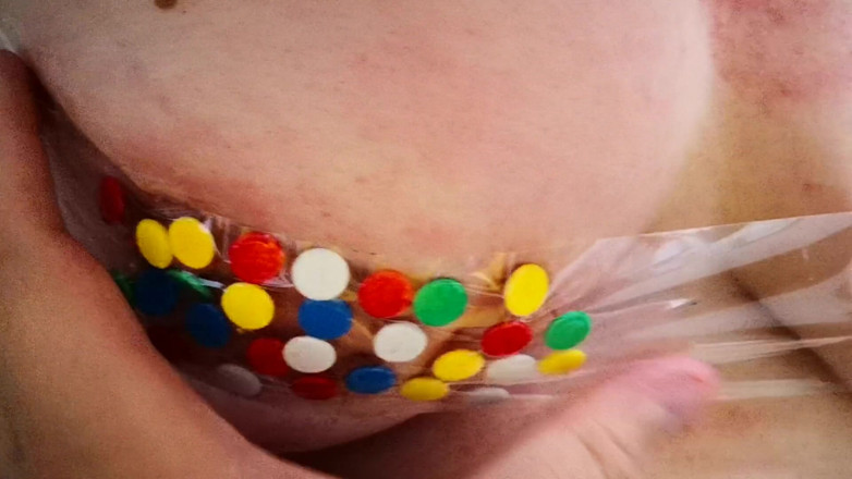 Bouncy Tits Action: 젖탱이와 엄지손가락