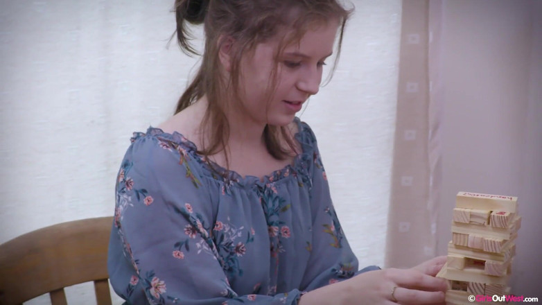 Girls Out West: Волохата руда Зазі і підстрижена красуня Кейт облизують і пестять одна одну пальцями