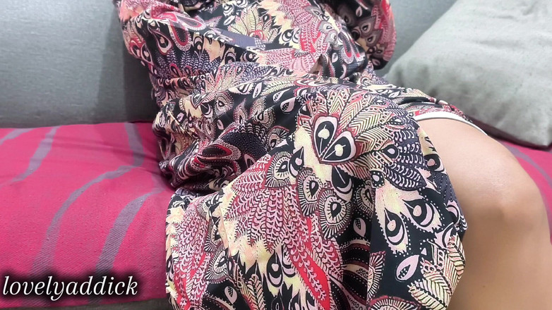 Lovelyaddik: 팬티를 입지 않을 때 의붓여동생을 몰래 지켜보는 부소 사우다라 티리 케티카 디아 Tidak Memakai Celana Dalam