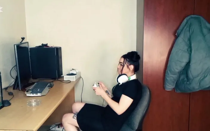 Mysticbabe8: Guy Fucks Girl Playing Xbox