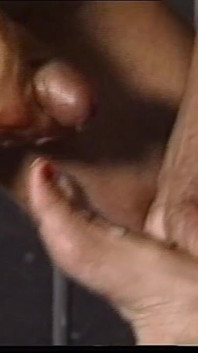 Eine geile MILF geht ins gefängnis, um drei typen zu sehen, um sie zu ficken