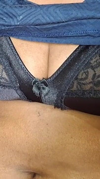 アジア系MILFが誰かをバイラル動画で探すのに抵抗できない