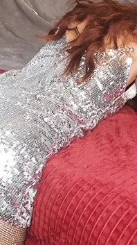 La femme filme un rapport vidéo à son mari. Du sperme est entré dans la chatte. La vraie chose