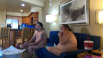 BBW Pleasures: Bts watcher cam coppia grassa mangiare metropolitana