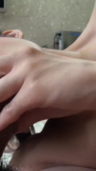 Esta bomba japonesa de 18 anos adora chupar pau e não perde uma polegada para desfrutar