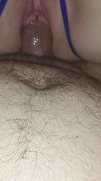 Jag bad min flickvän att låta oss prova anal för första gången och hon gick med på att ta min kuk i sin röv