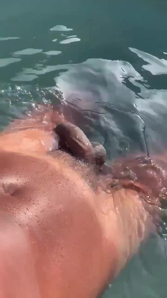 Vida Noite: Mendengarkan Audio Gooning di kolam renang dan