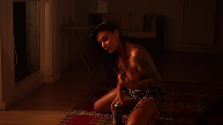 Cipriani: Sensuele Latina die striptease doet met weinig licht