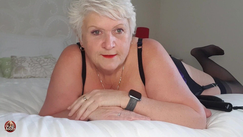 Uk Joolz: Get Comfy and Play with Me