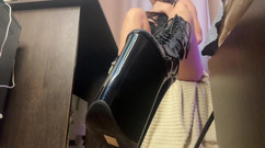 Skinny_lady69: Loser avec des bottes pathétiques en latex