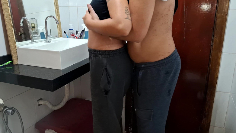 Gabi SweetCouplesStories: Łapanie pokojówki w łazience, podczas gdy żona opala się