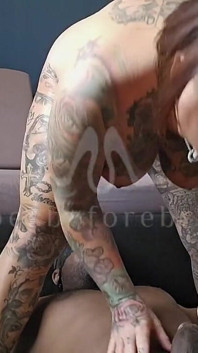 Tätowierte tyler boden fussanbetung & squirting