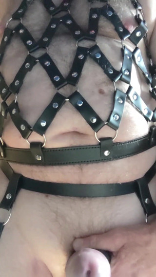 Bellhead: Zpomalená gumová maska a postroj