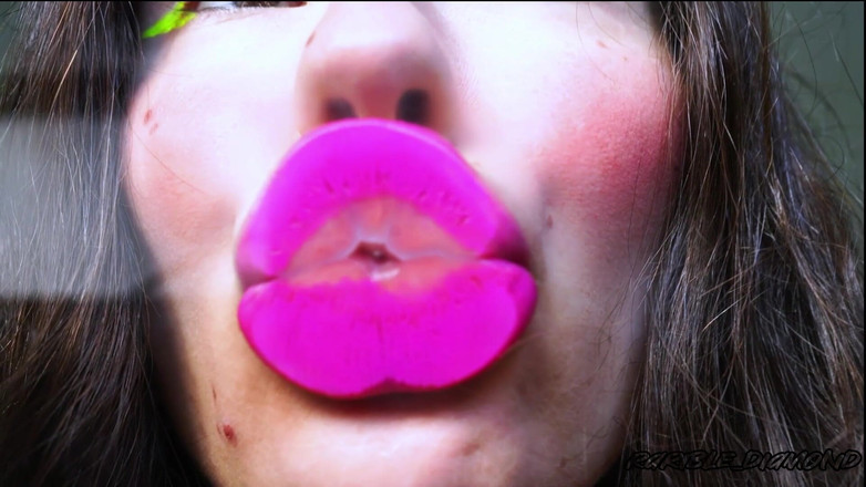 Rarible Diamond: Traviesa magenta, beso con lápiz labial, escupir, beso fetiche