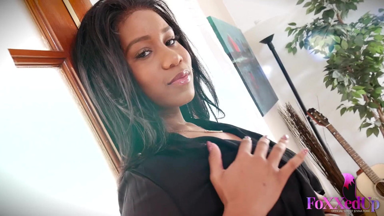 Jenna Foxx: ジェナ・フォックスのソロが黒に戻ってきます。
