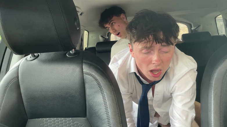 Kyle and Kam: أخوها ينيكني بعد الكلية