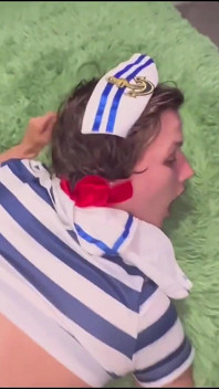 Sailor Reed uwielbia mieć nasienie na twarzy po fucked !!